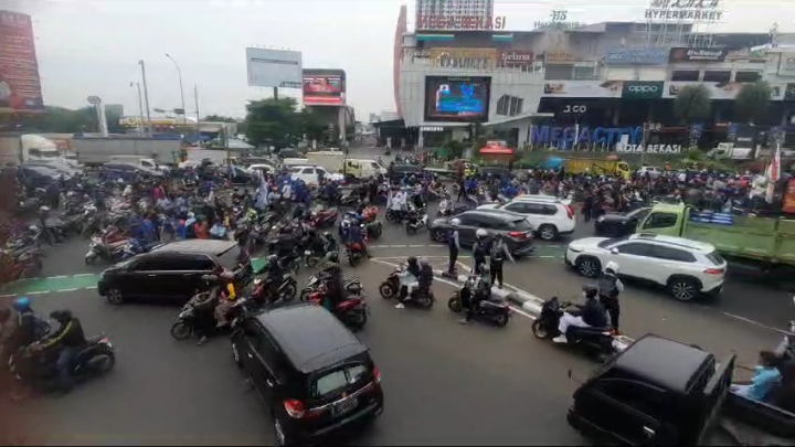 Massa Demo Buruh Terus Bergerak, Jalanan Protokol Kota Bekasi Macet Total