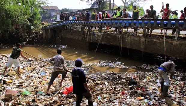 Wagub DKI Sedih Lihat Sampah di Sungai Jakarta, Volumenya Lebihi Luas Monas