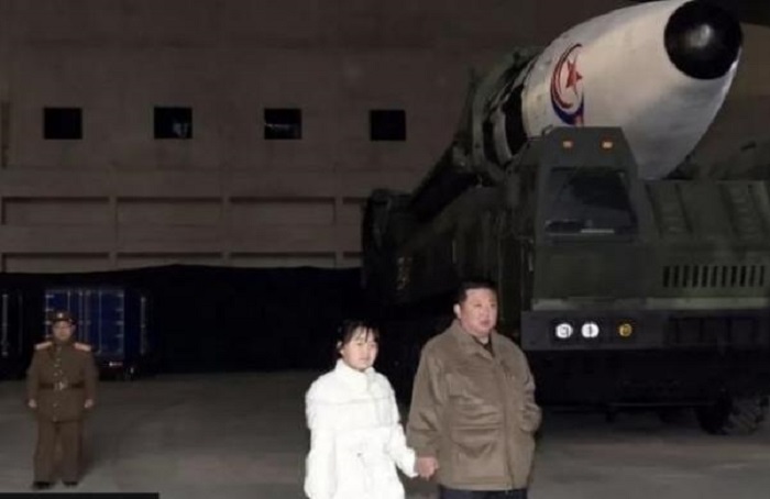 Kim Jong-un Didampingi Putrinya Inspeksi Peluncuran Rudal Balistik Terbesar di Korea Utara, Siap-Siap Perang?