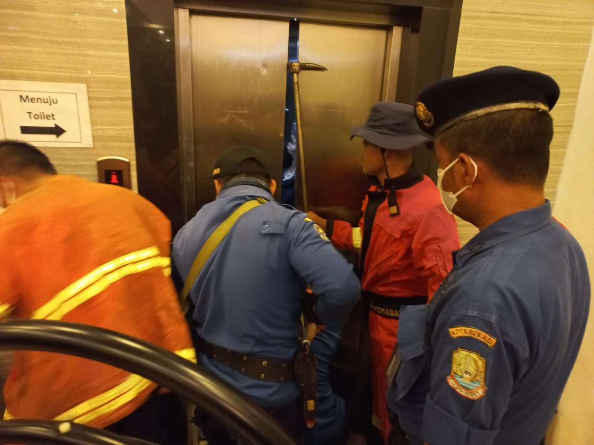 Pengunjung Rumah Makan di Bekasi Terjebak Dalam Lift, 7 Orang Baru Keluar Setelah 30 Menit Damkar TIba