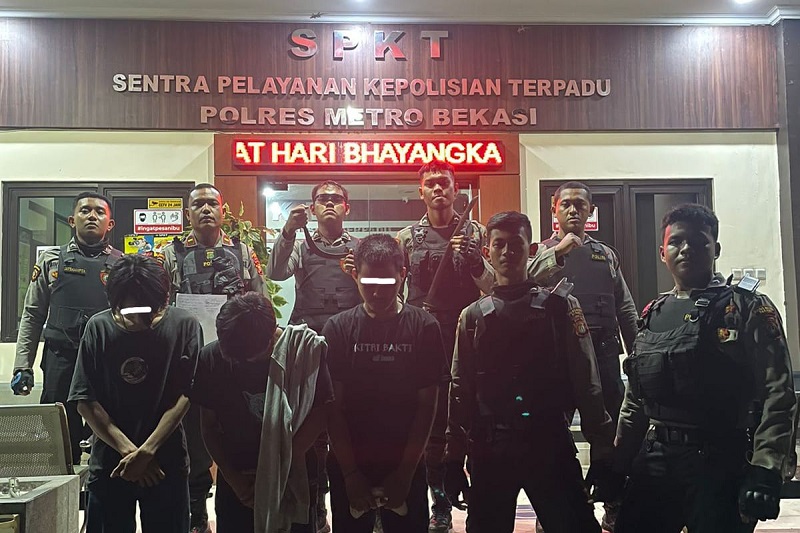 Tiga Remaja Sedang Asik Nongkrong Ditangkap Polisi di Bekasi, Pas Diperiksa Ternyata...