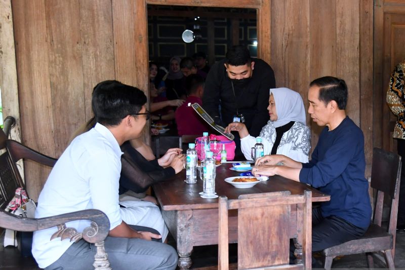 Jokowi Ngopi di Warung Kopi Klotok Yogyakarta, Warga Heboh Mau Foto Bareng