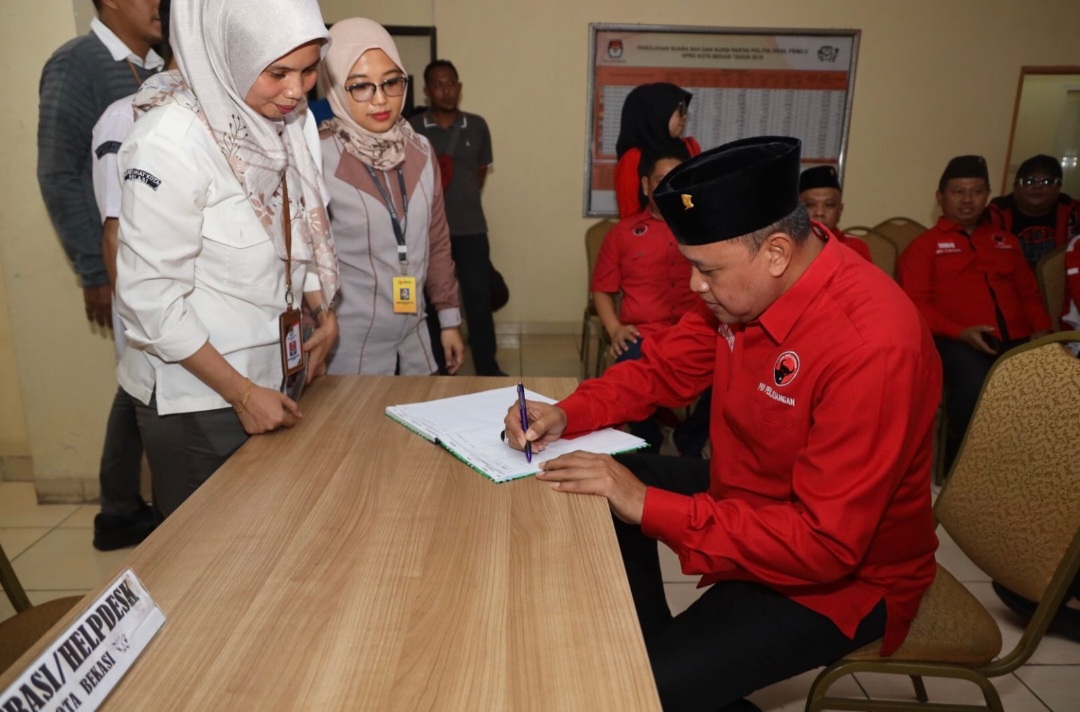 PDIP Kota Bekasi Minta Bawaslu Profesional Tangani Laporan ASN Foto Bersama Pamer Kaos Nomor 2
