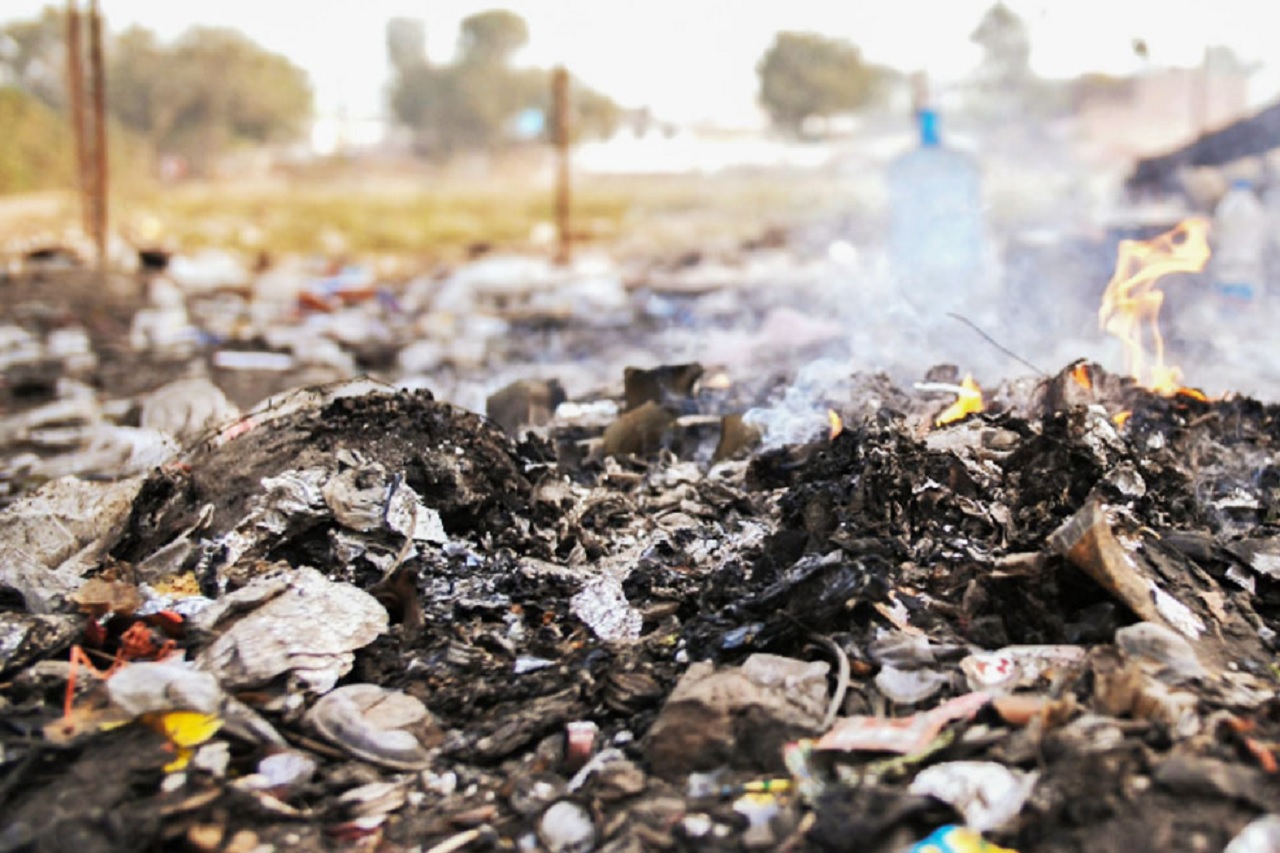 KLHK dan Pakar Sebut Pembakaran Sampah Ikut Picu Polusi Udara Jakarta