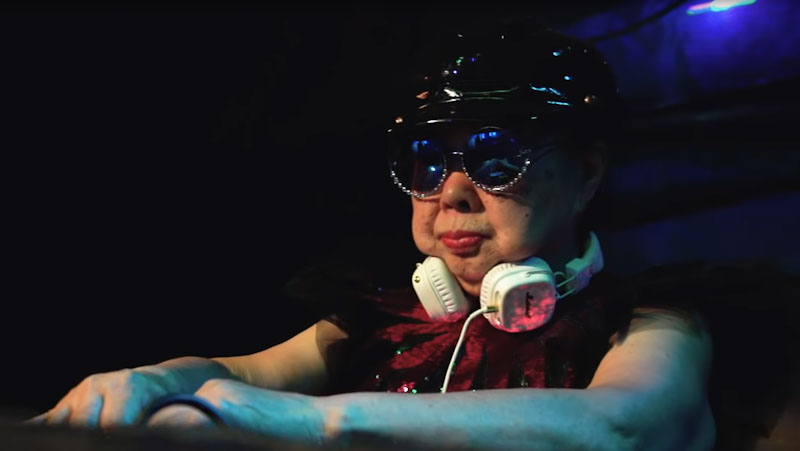 Nenek-nenek Gaul 86 Tahun Ini DJ Tertua di Dunia