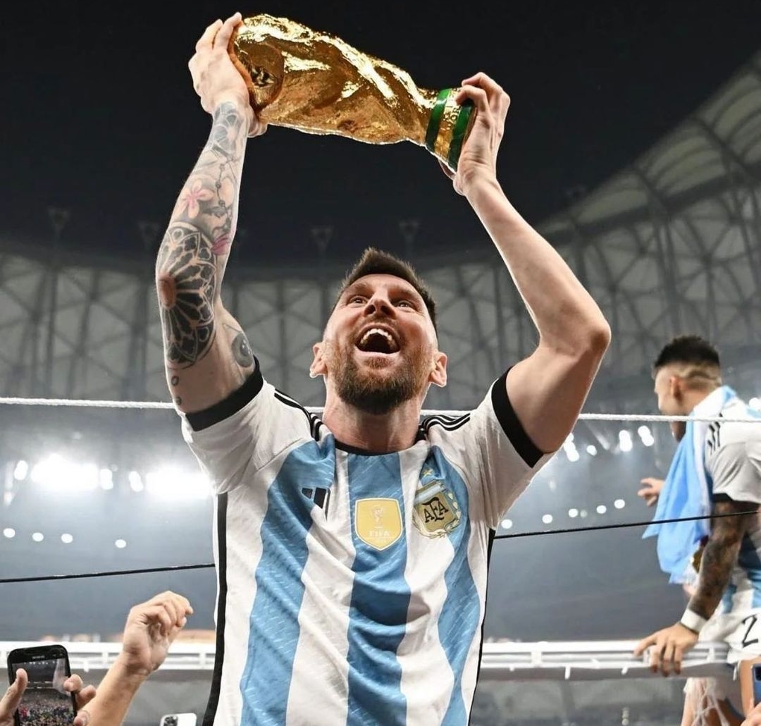 Messi Angkat Piala Dunia 2022, Perdebatan Tentang Siapa GOAT Berakhir? Simak Ulasan Berikut