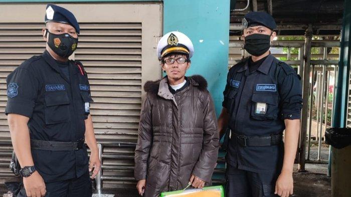 Sempat Kepergok Onani di KRL, Pria Ini Ditangkap Petugas TransJakarta karena Diduga Mesum, Begini Tampangnya