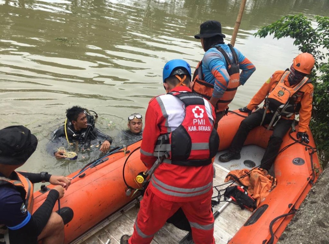 Lansia Hilang di Kalimalang Bekasi, Personel Unit Siaga SAR Bekasi Bagi 3 Tim Pencarian  