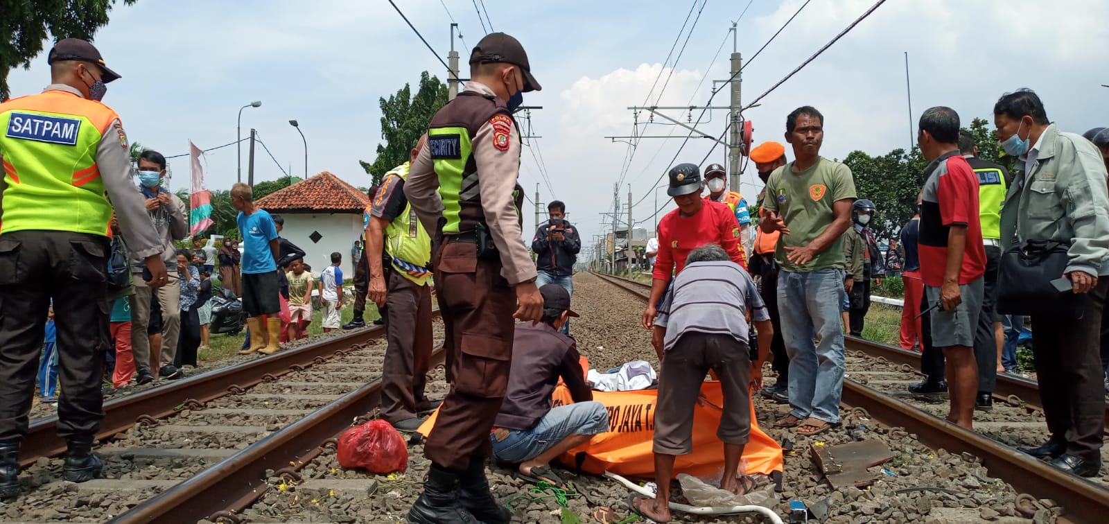 Bajaj vs Kereta Api di Bekasi, Terseret Belasan Meter, Dua Penumpang Tewas, Sopir Bajaj Selamat 