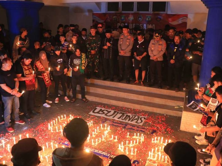  Nyalakan Lilin, Suporter Tangerang Raya Bersama Pemkot dan Polisi Doakan Korban Stadion Kanjuruhan