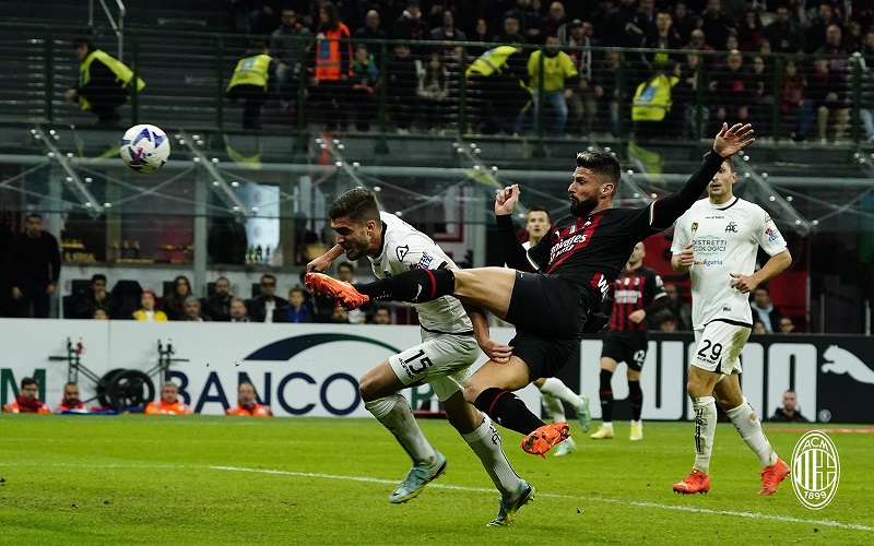 Hasil Liga Italia AC Milan vs Spezia: Giroud Bawa Rossoneri Menang Berkat Tendangan Akrobatik