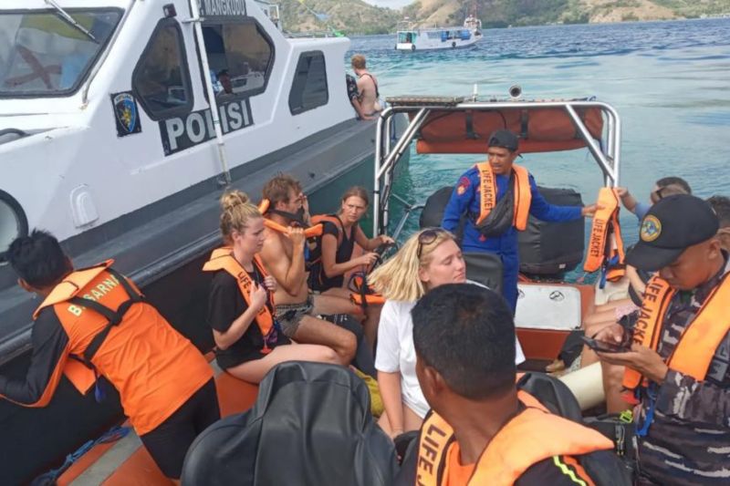 37 Wisatawan Berhasil Dievakuasi di Perairan Pulau Kelor Labuan Bajo Akibat Kapal Kandas