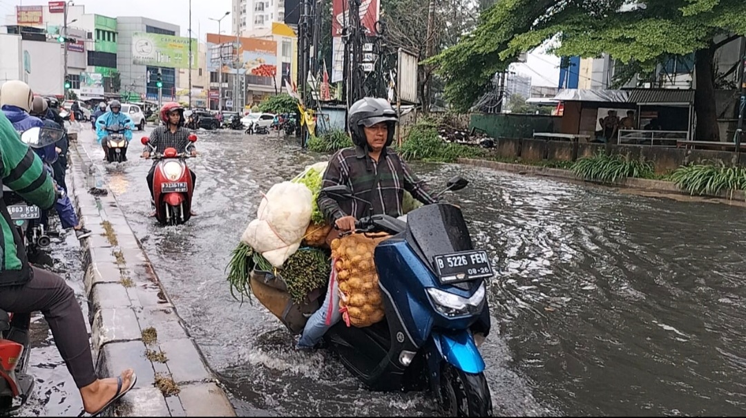 Hujan Deras Mengguyur Kota Bekasi, Jalan Raya Pekayon Terendam Banjir