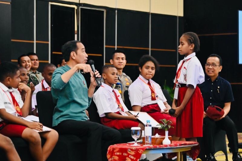 Ditanya Siswa SD Kenapa Ibu Kota Negara Tak Pindah ke Papua, Ini Jawaban Jokowi 