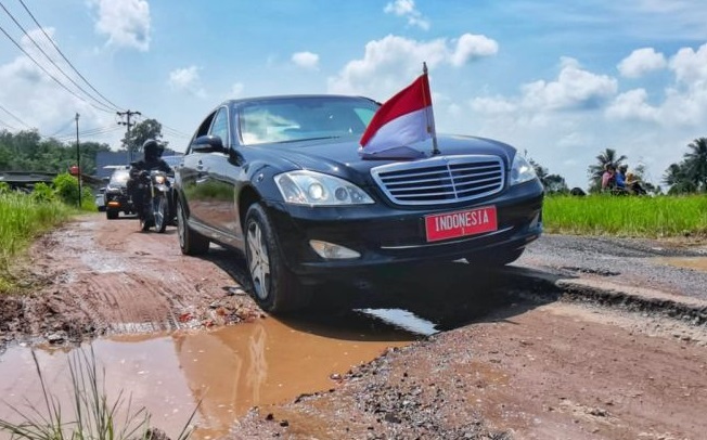 Jokowi Ubah Rute Peninjauan Jalan Rusak karena Tahu Kondisinya Sudah Lebih Baik