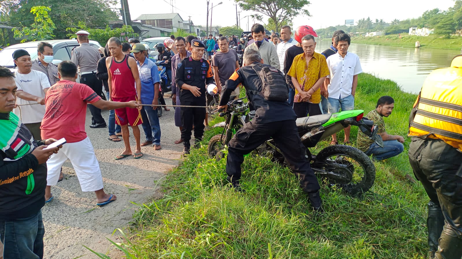 Pengendara Motor Diduga Korban Tabrak Lari, Satu Orang Luka dan Satu Hilang Tercebur di Kalimalang