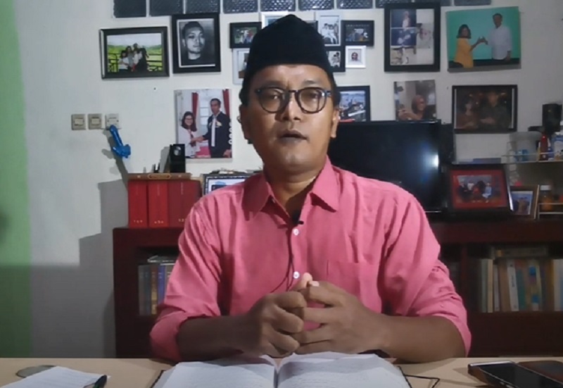 Keras! Guntur Romli Tulis Nyinyiran Tajam Terkait Beredarnya Tabloid Anies Baswedan di Masjid Malang
