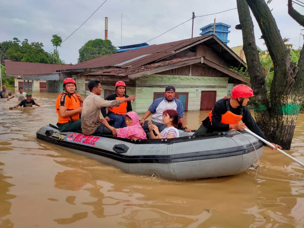 Ribuan Rumah di Cirebon Terendam Banjir Hingga 2 Meter, Hujan Deras Hingga Meluapnya Sungai Jadi Penyebab...