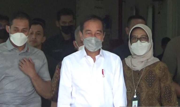 15 Menitan Jokowi Jenguk Cak Nun di RSUP Dr Sardjito Yogyakarta 