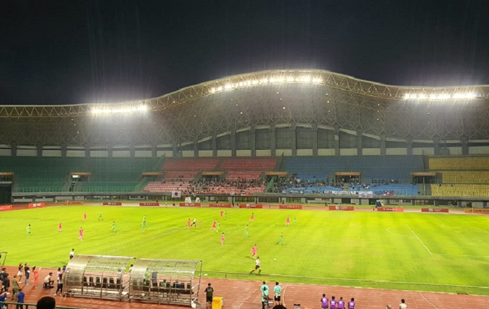 Kritik Keras dari Tim Nasional Indonesia dan Burundi, Rumput Stadion Patriot Candrabhaga Kota Bekasi Jelek
