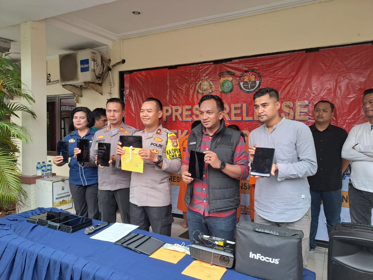 Curi Puluhan Tablet Smartphone Milik Sekolah, 3 Pria di Bekasi Diringkus Anggota Kepolisian