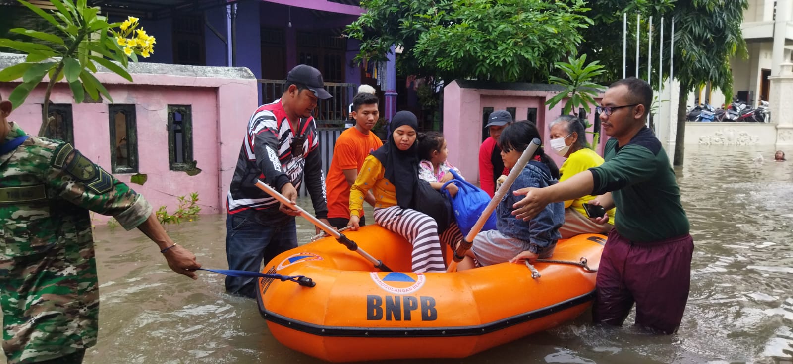 Kondisi Banjir Kota Surakarta, 7.885 Warga Mengungsi Berpotensi Bertambah, Belum Ada Tanda Surut