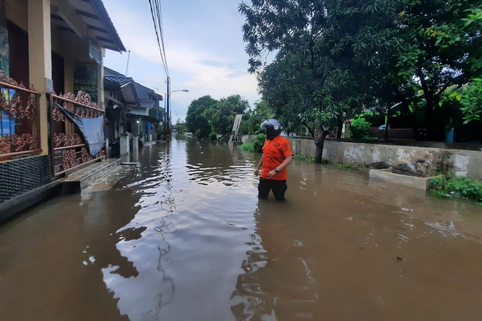 Usai Hujan Intensitas Deras, Sejumlah Wilayah di Bekasi Banjir dan Pohon Tumbang