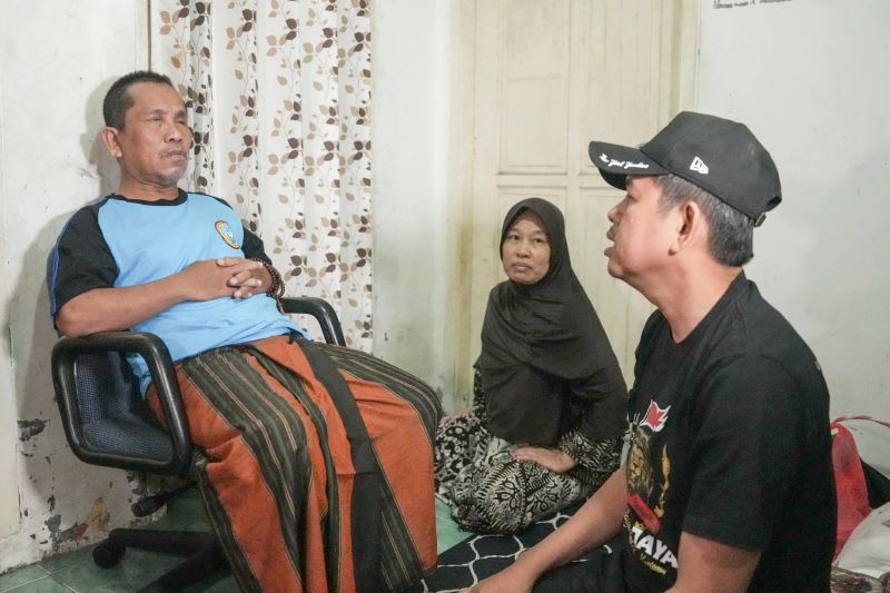 Dedi Mulyadi Kunjungi Guru SMKN 2 Karawang yang Disiram Air Keras oleh Rekan Bisnisnya