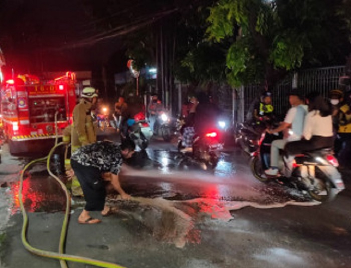 4 Pengendara Motor Jadi Korban Tumpahan Oli di Jalan Pusdiklat Jaktim, Personel Gulkarmat Sapu Bersih