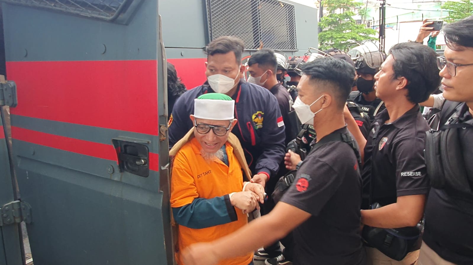 Polda Metro Jaya Serahkan Tersangka dan Barang Bukti Khilafatul Muslimin ke Kejaksaan Negeri Kota Bekasi