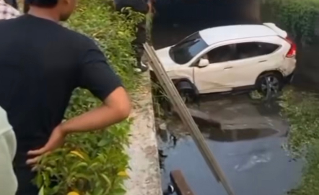 Viral CRV Putih Tercemplung di Saluran air Grand Wisata, Diduga Pengemudi Tidak Hapal Kondisi Jalan