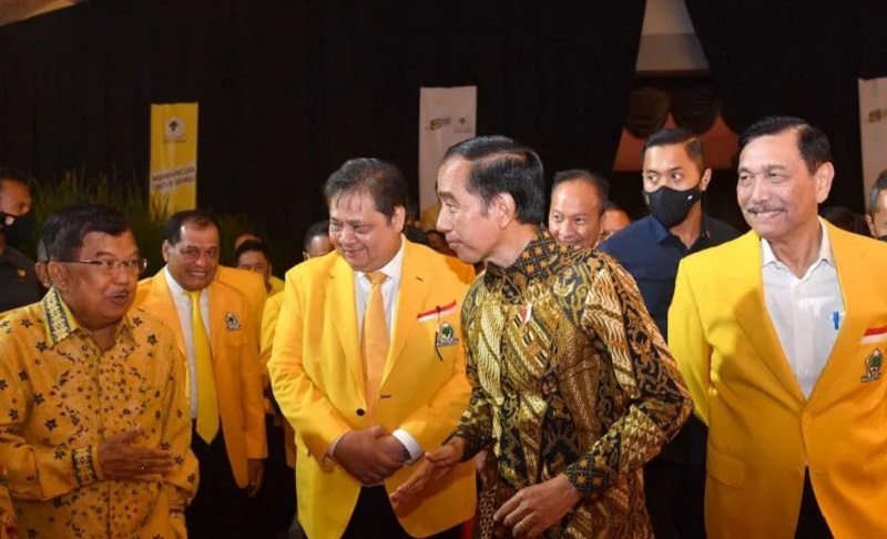 Kaget Lihat Luhut Pakai Jas Kuning Golkar, Jokowi Guyon: Biasanya Batik 