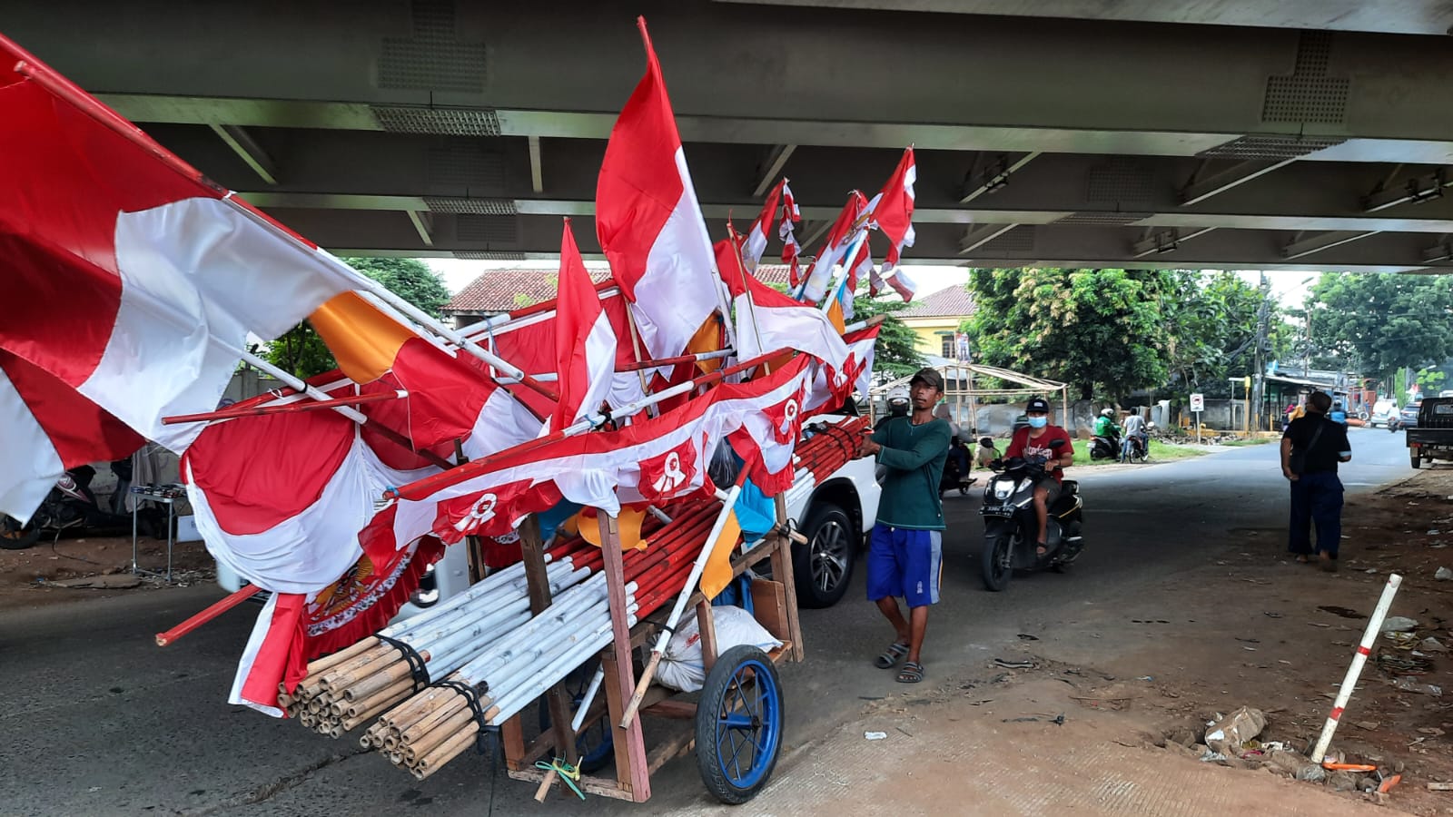 Merantau Saat 17 Agustus, Pedagang Bendera Keliling Raup Untung Puluhan Juta Rupiah