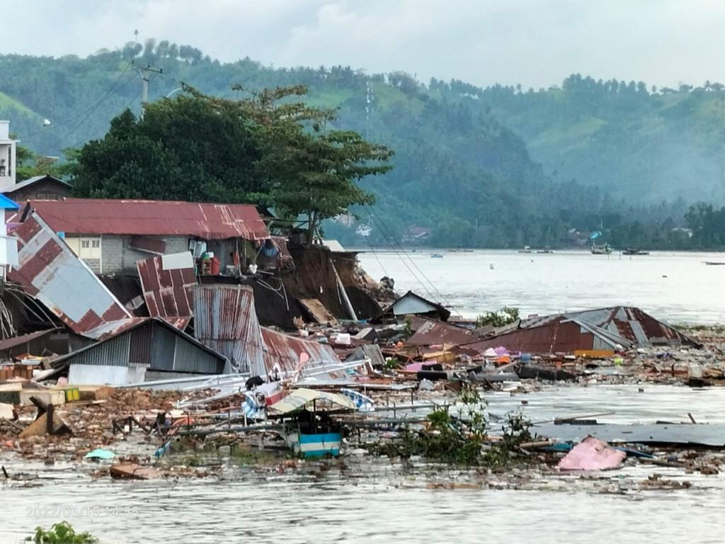 Belasan Rumah, Penginapan dan Satu Jembatan Amblas Akibat Abrasi Jadi Tontonan Warga di Minahasa Selatan