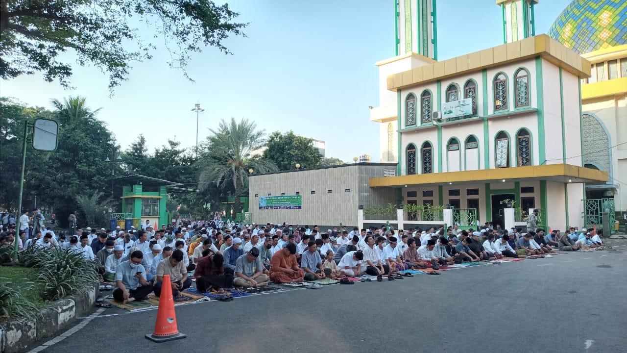 Punggawa Timnas U-19 Bersama Plt Wali Kota Bekasi Salat Id di Masjid Al Barkah
