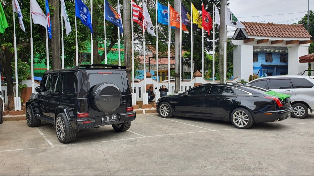 PPP Kota Bekasi Datangi Kantor KPU Bawa 2 Mobil Mewah, Jaguar XJL dan Mercedes Benz G Class Brabus 800