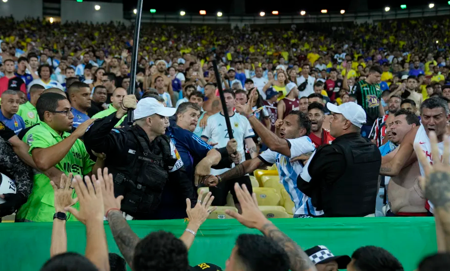 Laga Brazil vs Argentina Ricuh, Baku Pukul Antara Suporter dan Polisi Tuan Rumah