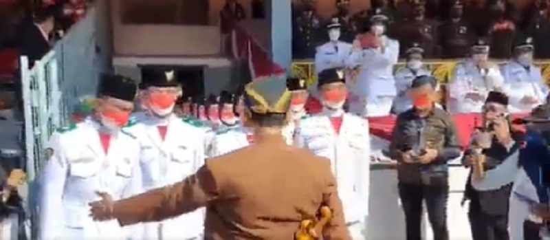 Detik-detik Gibran Menepuk Anggota Paskibra yang Gagal Mengibarkan Bendera Merah Putih di Solo