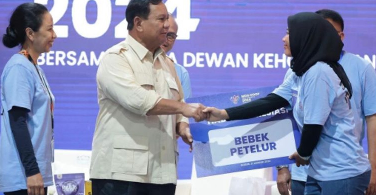 Momen Haru Prabowo Peluk dan Beri Bantuan Bebek untuk Pengusaha Telur Asin Asal Subang