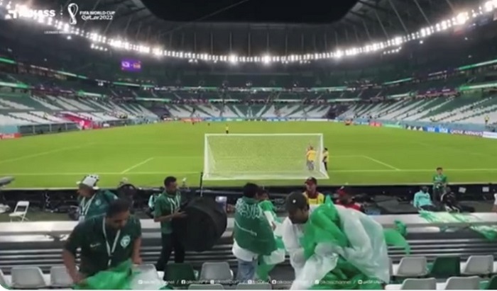 Aksi Pungut Sampah di Stadion Makin Menulari Fans Sepakbola Piala Dunia 2022, Di GBK Sampah Berserakan
