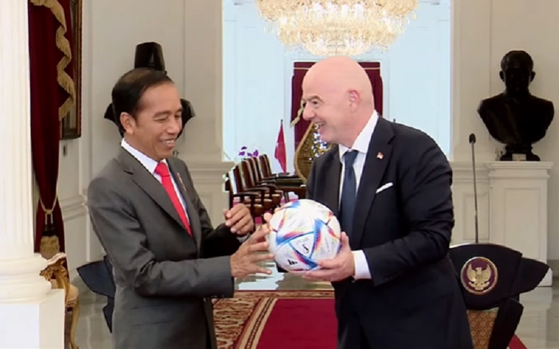 FIFA Kasih Bola dan Jersey ke Presiden RI Bertuliskan 'Jokowi' Usai Bahas Tragedi Kanjuruhan
