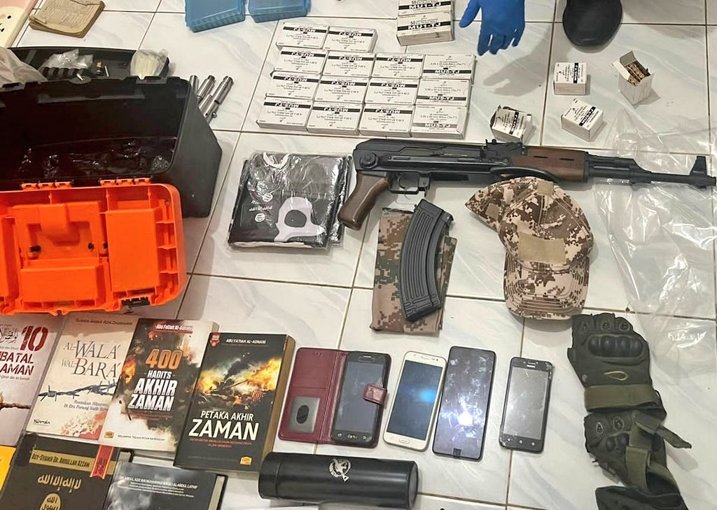 Karyawan PT KAI Ditangkap Densus 88 Polri di Bekasi, Puluhan Senjata dan Amunisi Disita 