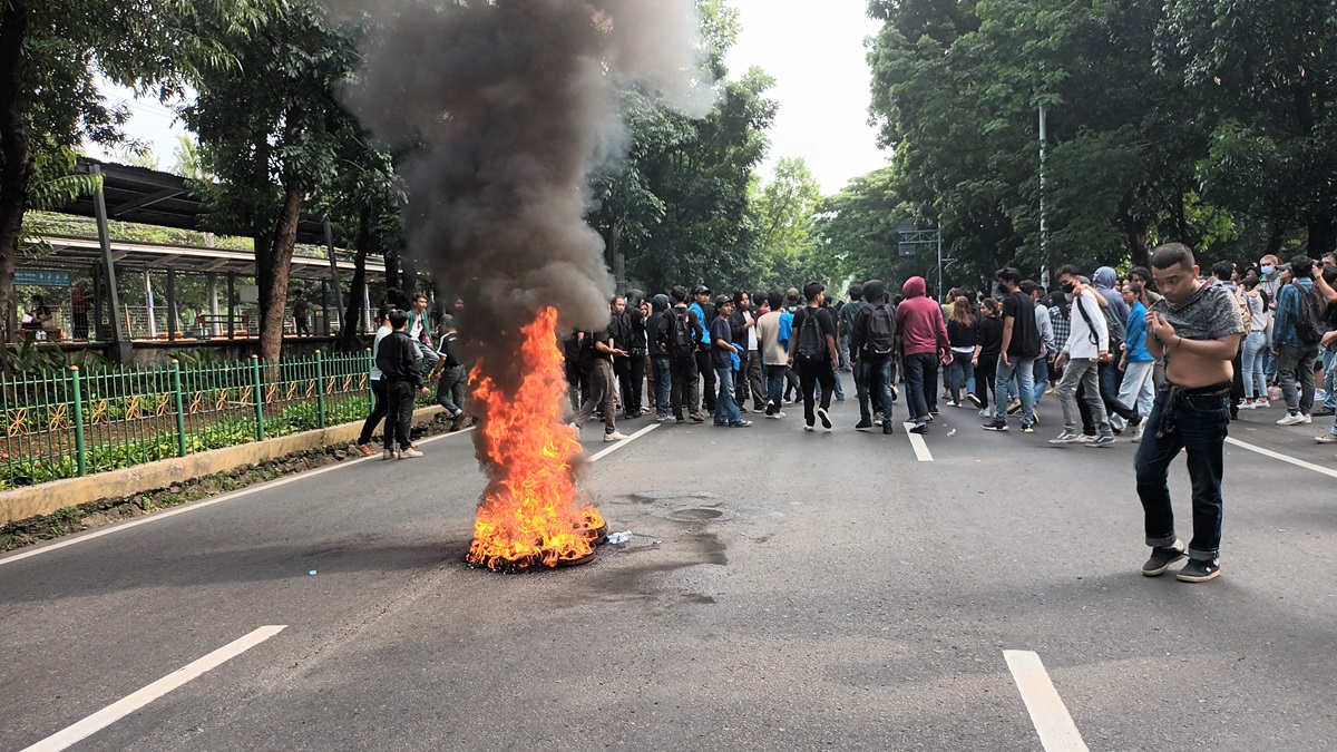 Aksi Bakar Ban, Ratusan Mahasiswa Universitas Pancasila Blokir Jalan Lenteng Raya Tuntut Manajemen Tindak Tegas Rektor