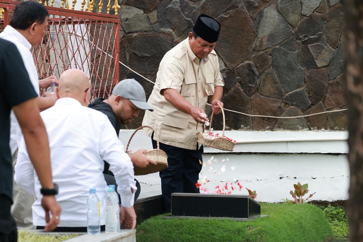 Gunakan Motor, Prabowo Ziarah ke Makam Sang Ayah Usai Pemilu dan Disambut Ratusan Warga
