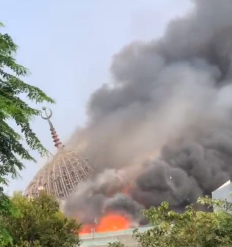 Detik-detik Kubah Masjid Jakarta Islamic Center Roboh Imbas Dilalap Kobaran Api, Warga Histeris!