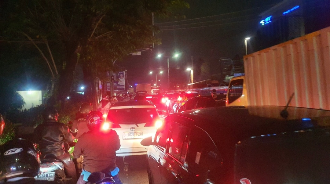 Imbas Banjir di Depan Pom Bensin Vivo Jalan Sulthan Agung, Lalu Lintas Dari Bekasi Menuju Jakarta Macet