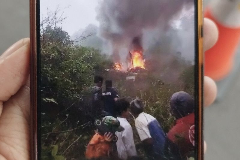 Helikopter Latihan Berpenumpang 6 Orang Jatuh dan Terbakar di Ciwidey Bandung 