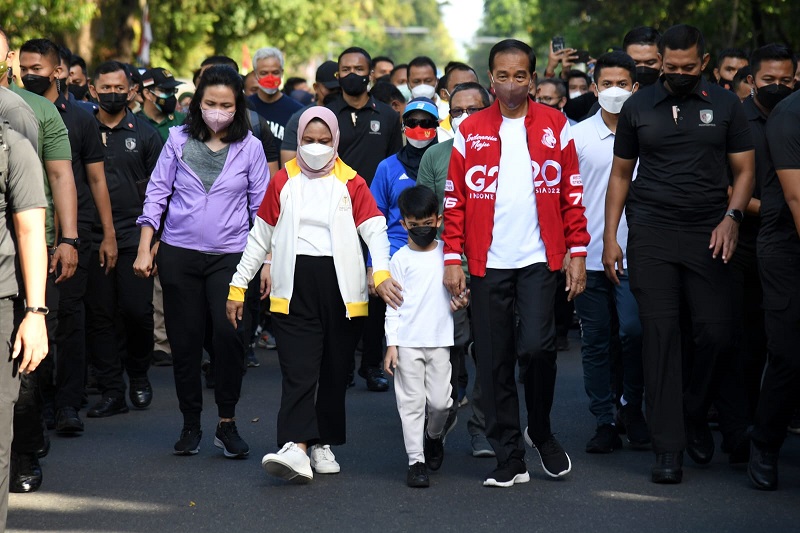Jokowi Jalan Santai Nikmati CFD Dengan Jan Ethes, Ada Erick Thohir dan Ganjar Pranowo