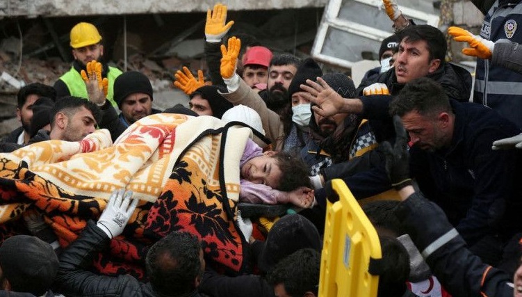 Gempa Turki Telan Korban Jiwa Lebih dari 3.380 Orang, Kemlu: 104 WNI Berhasil Dievakuasi