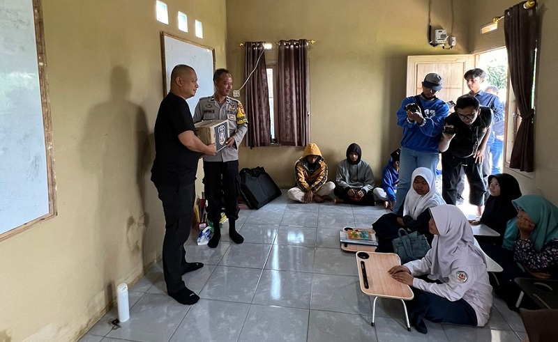 Sahabat Polisi Indonesia Serahkan Bantuan Untuk Aksi Polisi Peduli Pendidikan di Cianjur